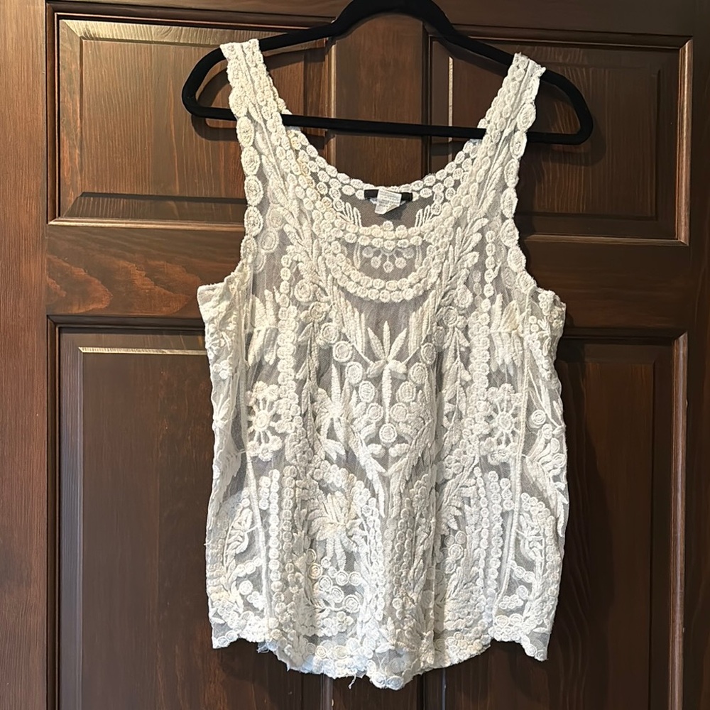 Delusive lace sleeveless blouse.